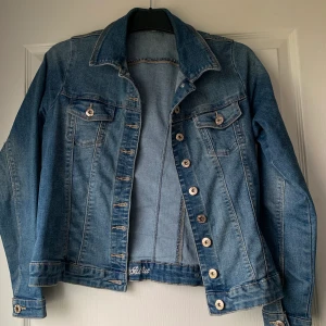 Jeansjacka  - En fin jeansjacka som är använd ett fåtal gånger! Många fina detaljer som gör att den ser väldigt lyxig ut. Hör av er vid frågor eller fler bilder✨