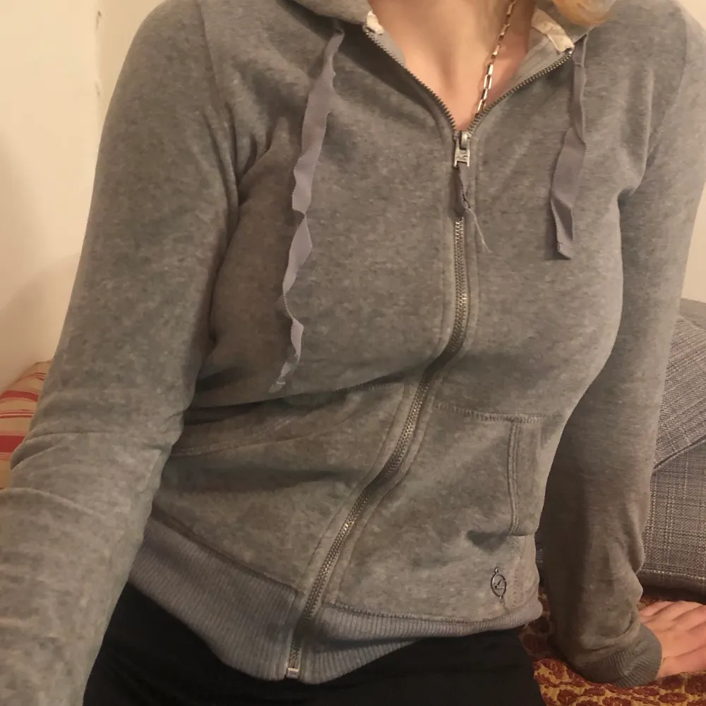 Grå hoodie med dragkedja från hollister i velour! Sitter tyvärr lite tajt för min smak som vanligtvis har M men den är i väldigt bra skick. Priset är exklusive frakt men kan även mötas upp i gbg. Tröjor & Koftor.