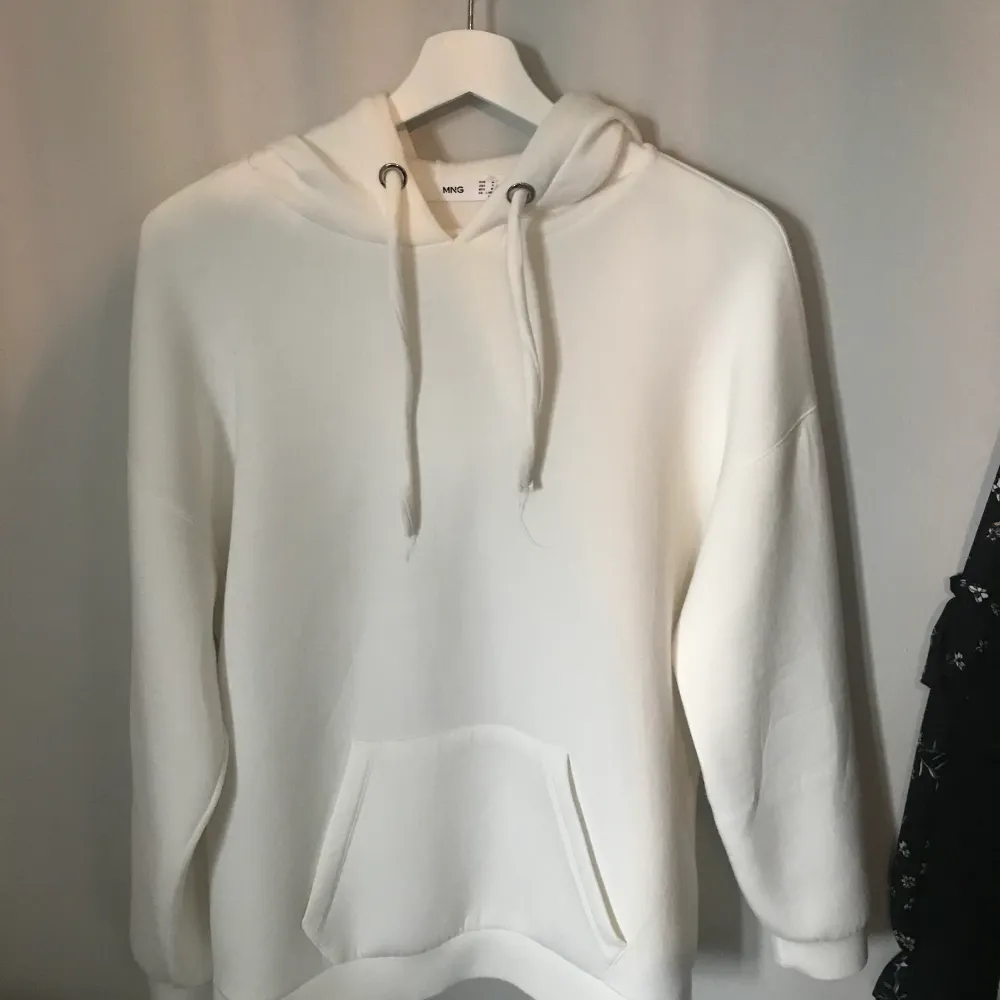 Super mysig hoodie i glansigt och tjock material. Köpt på mango för några månader sedan och är sällan använd. Nypris 600. Tröjor & Koftor.