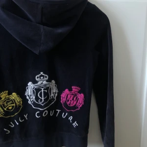Juicy Couture - Jättefin Juicy Couture kofta i den största barnstorleken, motsvarar en XS/XXS. Har klippt bort lappen i nacken men den är självklart äkta, köpt på NK för ca 5 år sen💗