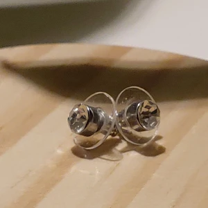 Tre väldigt fina örhängen - Jag säljer tre örhängen i väldigt bra skick 🌿🦋40kr/st💿 Jag säljer mer örhängen. Så om du är intresserad, kolla in min profil!🌻💕 Köparen står för frakten! 11kr frakt🥰