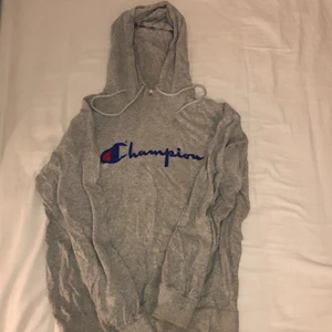 Grå Champion hoodie - Grå Championhoodie. Storlek Xl, passar som en l. Bra skick