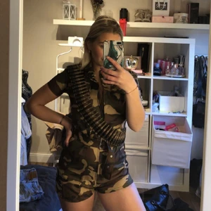 Militär jumpsuit stl XS  - Säljer denna helt oanvända militär jumpsuit med tillhörande patronbälte 
