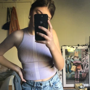 Jätte fint lila linne! - En av mina favorit toppar som jag Tyvär inte använder så mycket längre!:( I jätte fint skick förutom en pytte liten fläck längst fram, som man knappt ser. Kan användas croppad eller i vanlig längd!✨ Köparen står för frakt❤️❤️