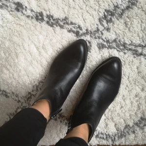 Ecco-skor 35 - Knappt använda Ecco-skor. Med lite tjockare sula (ca 3cm bak och 2 cm framme vid tårna). Så bekväma, lätta och bra kvalitet! Inte min stil bara. Köparen står för frakt. 