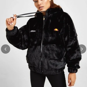 Ellesse Faux Fur Jacket - En (fusk) päls jacka från Ellesse köpt vintern 2017 i mycket fint skick och använd med kärlek (bild på mig på sista sidan) storlek S men passar allt från XS-XL beroende på hur man vill att den ska sitta! Kan hämtas upp på Södermalm annars kostar frakt!🥰