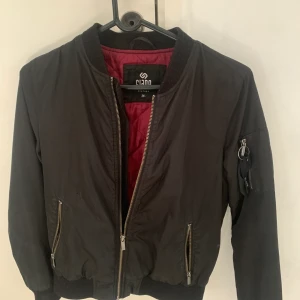 Bomberjacka storlek 36 - Bomberjacka storlek 36. Fickor med dragkedja + en innerficka.