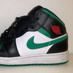 Air Jordan 1 mid pine green - Tänkte sälja min air Jordan 1 mid inte använda så jättemycket men har lite creasing. Dem är köpta för 2000 men säljer för 1,500 , är många intresserade får ni buda!