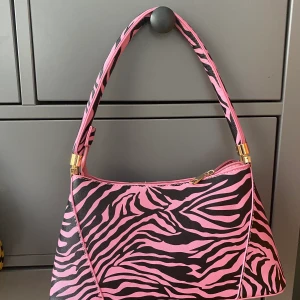 Rosa zebraväska  - Säljer denna som e helt slutsåld. Aldrig använd och otroligt fin. Köparen betalar frakten.