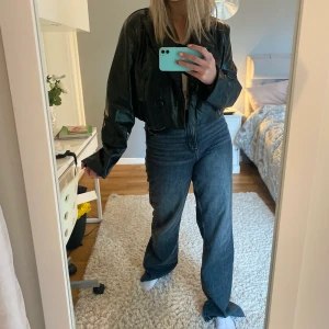 Svart skinn/PUjacka - asball croppad, skinn/PU jacka/blazer från Prettylittlethings. Köpte några storlekar större än vanligt för att den ska sitta snyggt oversized!! Säljes då jag hann köpa en annan innan den kom så har två nästan likadana.