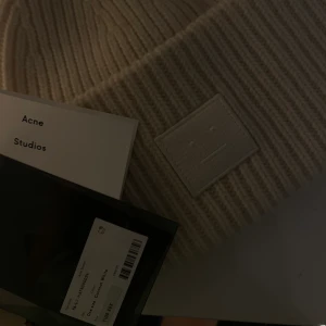 Acne Mössa - Säljer min acne mössa! Nypris 1100kr i färgen coconut white, säljs till högsta bud❤️ eller bindande 800kr (den finns kvar men kan ej svara på meddelanden atm) högsta bud just nu på 750kr