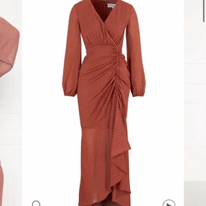 Helt ny klänning - Superfin klänning som jag tänkt haft på bröllop men blev aldrig av. Storlek 34. Köpt för 999 säljes för 550 kr 