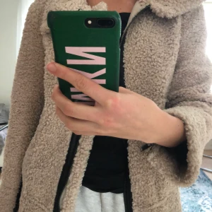 TEDDY BIKER JACKET - Använd fåtal gånger, i bra skick. Storlek L och rimlig i storlek. För dig som är S/M är den supersnygg som lite oversize. Frakt: 80kr. 