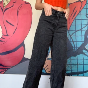 Hm vida jeans - Säljer dessa superfina svarta straight leg jeans från hm i storlek 34. Säljer då dem är lite förstora för mig som är en 32. Passat till allt och är väldigt trendiga. Köpta för 400❤️ säljer för 150 eller högst bud + frakt