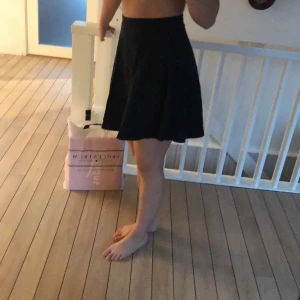 Svart kjol från Vero moda - Snygg svart kjol som passar till det mesta!Fler bilder kan skickas vid fråga!