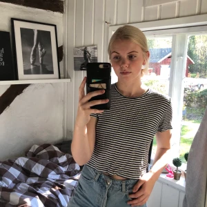 Croptop - Randig croptop från Monki, färgen är mörkblå✨ används skick, men inga hål. Storlek Xs✨ frakt är inräknad i priset