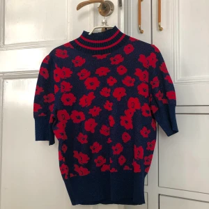 Blus 🌺 - Säljer denna svincoola Baum Und Pferdgarten blus. Så snygg och glittrig. Sparsamt använd. Märkt M men skulle snarare säga S