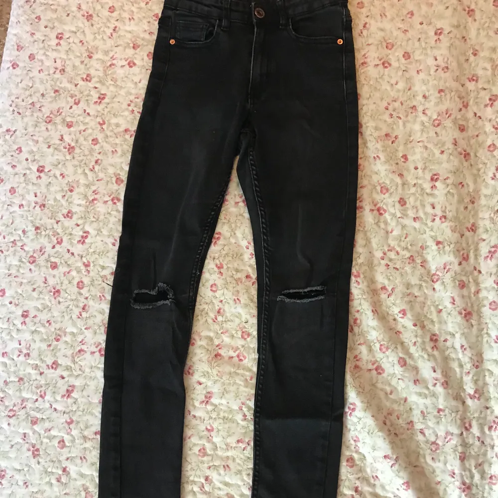 Hur fina jeans?? Säljer de pga har redan många svarta byxor 🤍🤍🤍 storlek 146-152 cm 😍. Jeans & Byxor.