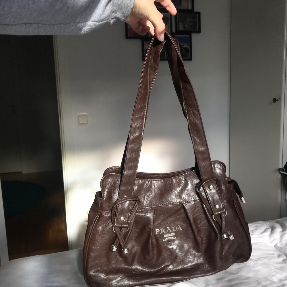 Säljer denna drömmigt bruna Prada väska som jag ej vet ifall den är äkta eller ej för köpte secondhand! Perfekt axelväska som rymmer en del💕💕Skriv vid intresse!. Väskor.