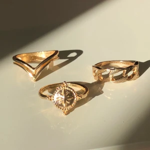 Tre guldringar  - Tre fina guldringar med olika motiv🌟🤩 jättebra skick, helt nya och oanvända! Originalpris = 180kr, äljer för 65kr + frakt, skriv privat eller buda i kommentarerna!💖🌟