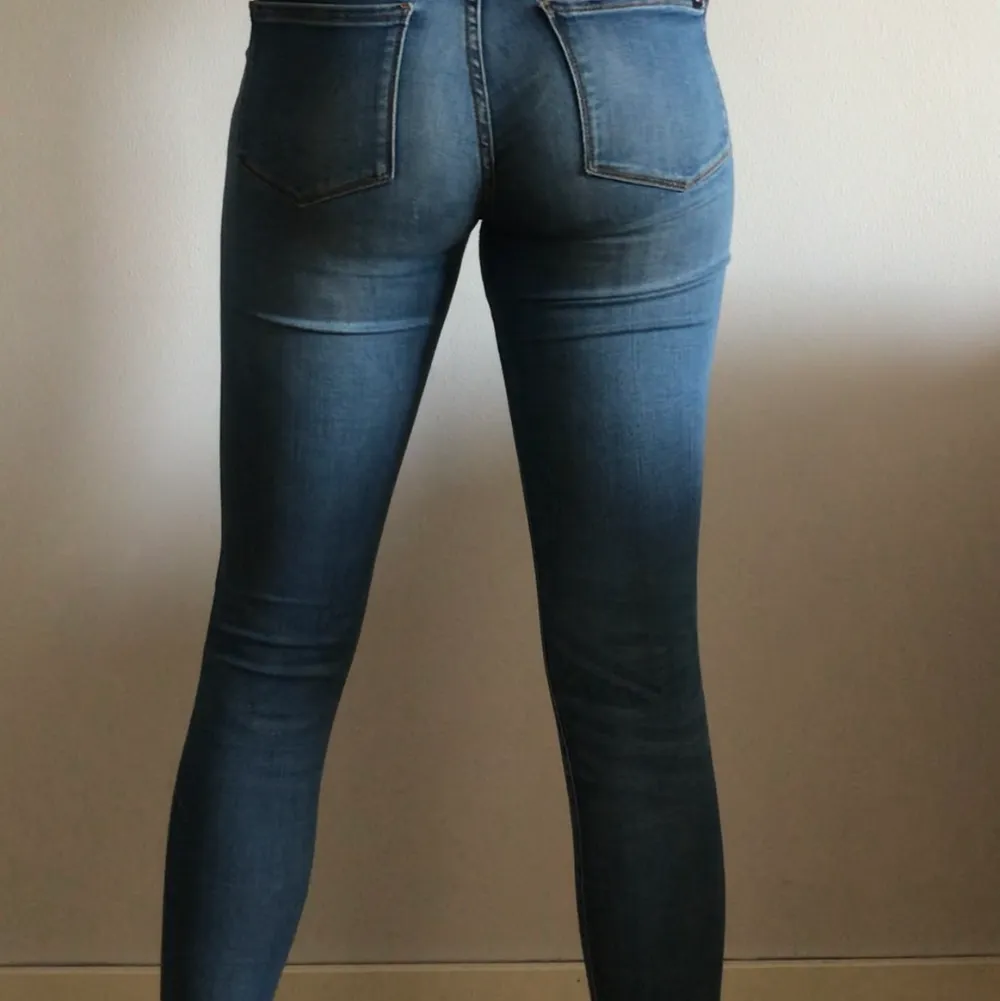 Jeans från Tommy Hilfiger i en länge modell storlek 36! . Jeans & Byxor.