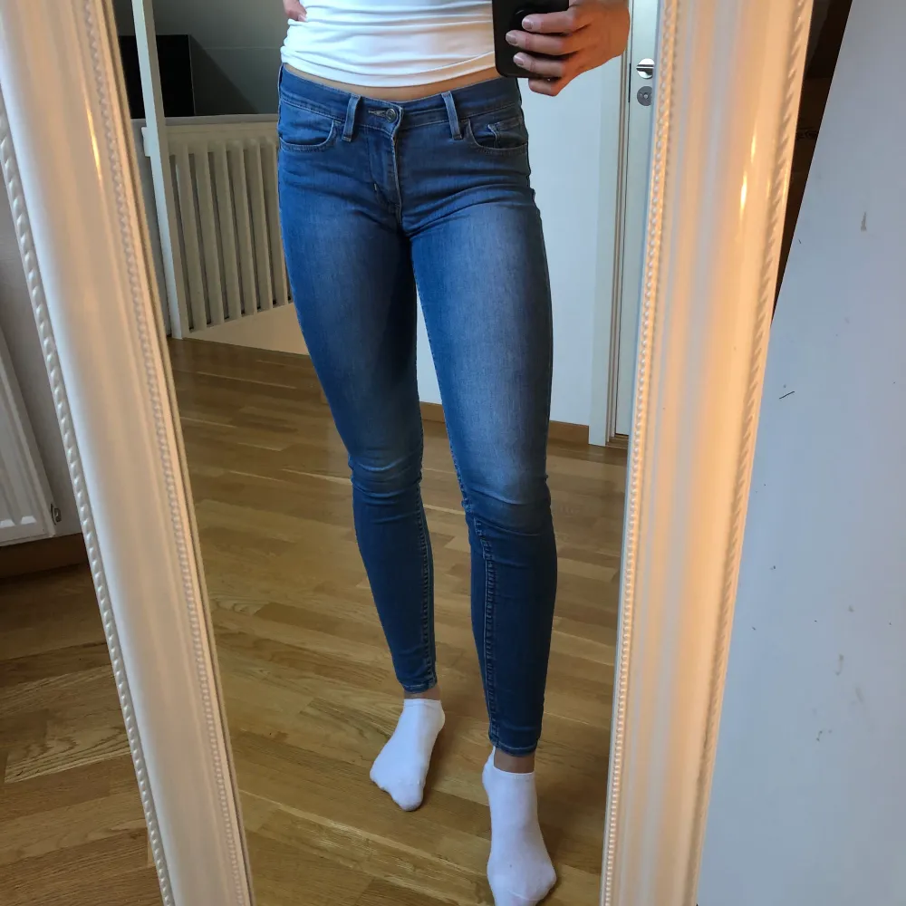 Levi’s jeans i storlek W27 L32. Hål vid bakfickorna (därav det låga priset) men går att laga genom att sy :). Kan skickas mot frakt på 44kr eller mötas upp i Lund-området! . Jeans & Byxor.