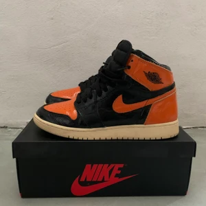 Jordan 1 Retro High Shattred Backboard 3.0 (GS) - Hej! Köpte dessa skor för 2 år sedan från Sneakerness i Rotterdam så dom är helt riktig. Jag säljer skorna för jag har växt ur skorna och skulle gärna bli av med dom. Storlek: Eu 40 (Y): Womens  100% Äkta  Kvalitet: 8/10  Säljer för: 2500kr  StockX pris: 6300kr