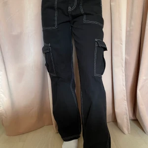 Coola byxor från Urban outfitters  - Ett par helt oanvända byxor från Urban outfitters i stolek 27/32. Normal passform. Startpris 250, nytt pris var 800kr. Buda i kommentarerna 💕 köparen står för frakt 