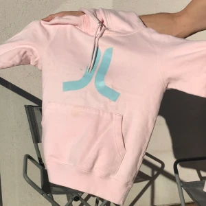 Hoodie - Hoodie i storlek xs, för liten för mig. Nypris 399 mitt pris 150. Aldrig använd. Kan mötas i Stockholm, annars kostar frakt 89💘