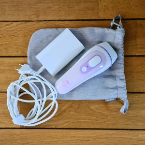 Braun Silk expert Pro 3 IPL -  IPL hårborttagning från Braun. Silk expert Pro 3 heter modellen. Sparsamt använd. Köpte den för 3000 kr men den funkade inte på mina ljusa strån. Så står en I valet och kvalet om det är värt att testa eller ej kan denna vara värd att testa med först. Den innehåller 5 miljoner laddningar vilket räcker länge. Laddare, bruksanvisning och förvaringspåse ingår. Kom gärna med egna prisförslag (ej skambud). Köparen betalar frakt. 