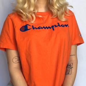 En orange nästan aldrig använd t-shirt från champion. I herr-storlek xs och den har en oversized fit. Champion-logga mitt på bröstet men även en liten på ena ärmen💞 frakt ingår inte utan kostar 42kr💞 