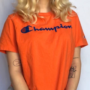 ✨Champion t-shirt✨ - En orange nästan aldrig använd t-shirt från champion. I herr-storlek xs och den har en oversized fit. Champion-logga mitt på bröstet men även en liten på ena ärmen💞 frakt ingår inte utan kostar 42kr💞 