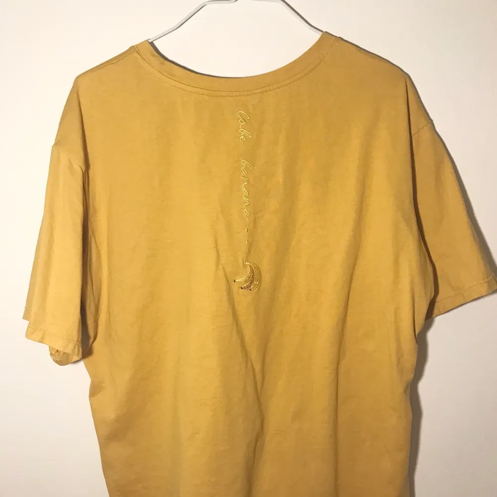 💛 Söt gul t-shirt broderad med banan motiv 💛 Frakt ingår. T-shirts.