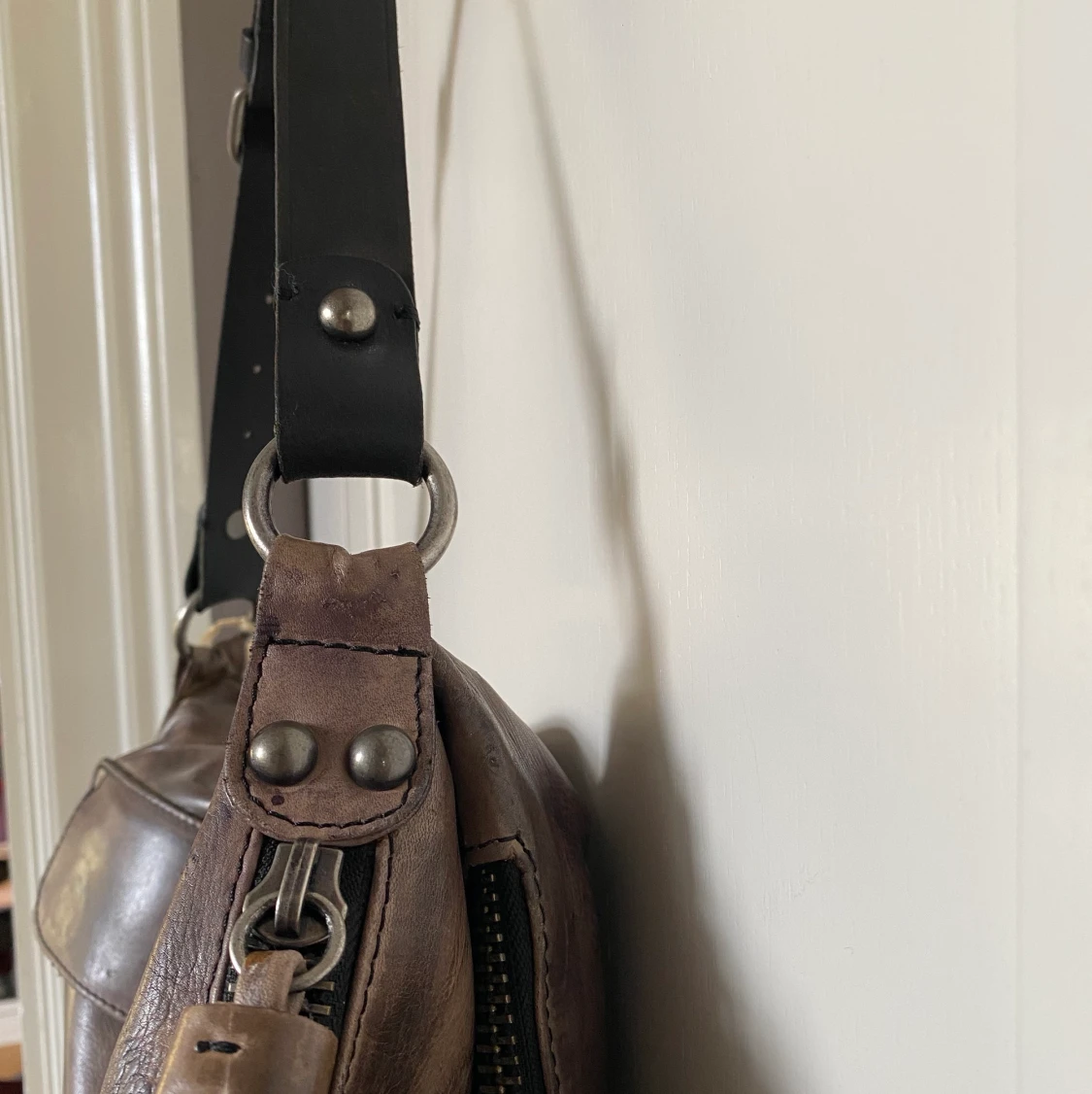 AllSaints väska i brunt skinn  - 91