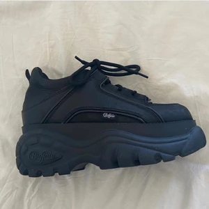 Buffalo sneakers i svart läder - Fåtal använda sneakers. I väldigt bra skick och kommer i låda! 🤠fraktas mot betalning 