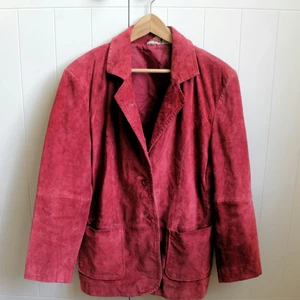 Mockakavaj  - En brandröd mockakavaj! Väldigt Bowie ❤🔥 Någon kommer älska denna, den är helt unik och mkt bra kvalité!