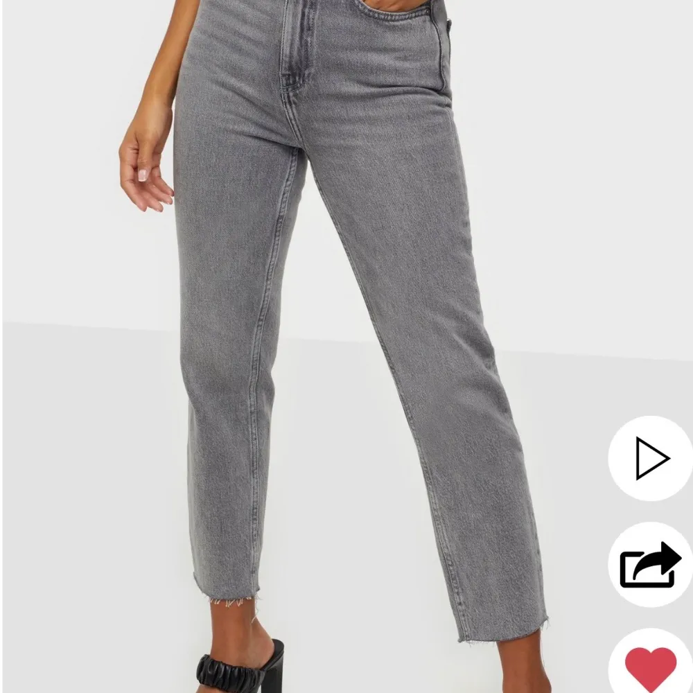 Snygga gråtvättade Jeans men slitningar längst ner. Använda en gång, säljer pga för korta för mig. 350kr inkl frakt💗storlek W32/L30, skulle säga att dom är som en Medium i storleken. Jeans & Byxor.