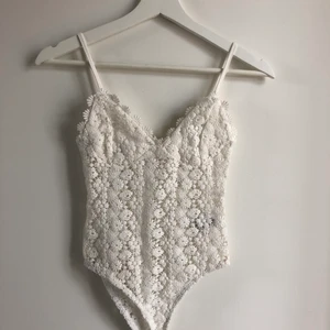 Body - Supersöt body från H&M! Aldrig använd, endast provad (självklart med underkläder)! Prislappen sitter kvar. Frakt ingår!! 🌸