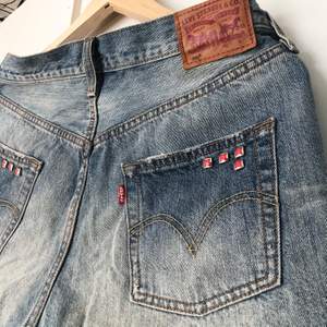 Coola jeansshorts med detaljer. Passar S-M, lite lösare modell, perfekta enligt mig. 