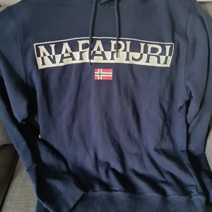 NAPAPIJRI - Tröja med märket NAPAPIJRI  säljer helt ny med prislapp kvar storlek XL men liten I storleken. OBS Dålig bild.    Billigare vid snabb affär