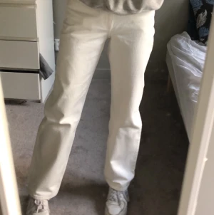 Rowe jeans  - Säljer då dem är för stora. Modellen rowe. Köpta för 500kr, aldrig kommit till användning. Köparen står för frakt som är spårbar. 