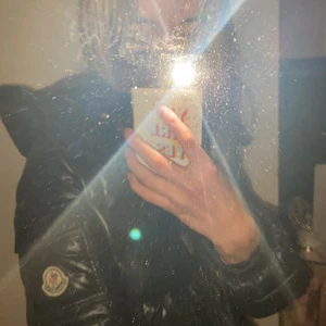 Moncler jacka - Svart/ mörkblå moncler jacka i storlek 0. Bra skick!! Säljs pga har tröttnat lite på den, skriv om ni har frågor🥰