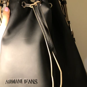 Armani jeans handväska  - Säljer min såå fräscha och fina Armani jeans väska. Har tyvärr inte fått användning för den vilket även leder till att den är i toppskick! Så trendig väska och passar till allt.