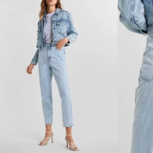 Mom jeans - Dagny mom jeans från Gina Tricot. Använda max 3 ggr och såklart tvättade efter användning. Frakt ingår i priset. Dom sitter bra i längden på mig som är 165 cm lång, slutar precis där mina sneakers börjar. Sitter jättensnyggt och formar sig bra efter kroppen men är ändå loose fit. 🥰 