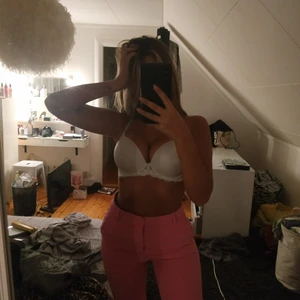 Rosa kostymbyxor  - Rosa sköna!!! kostymbyxor! Högmidjade!! Använda typ 1 gång så as bra skick!! De är stretchiga med. 