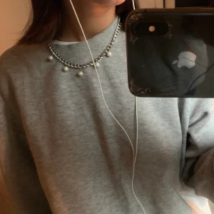 Halsband med pärlor  - Silver kedja med vita pärlor! Helt oanvänt, går att ändra längden på det 