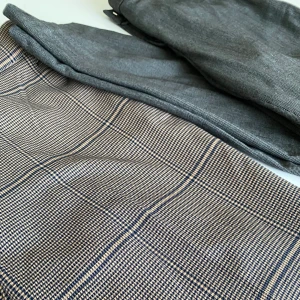 HM - Två par kostymbyxor från HM i storlek 34 och 38!!❤️❤️❤️❤️  skit snygga och klassiska stilrena!🥰 en liten skada längst ner på dom mörk gråa då sömnen gått sönder men det går att vika in den och sy tillbaka, säljer båda för ett pris❤️❤️ köp båda för 50kr eller ett par för 50kr🥰🥰💞😍