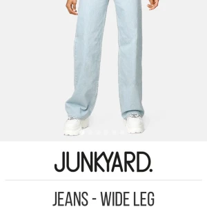 Junkyard vida jeans - Säljer dessa supertrendiga jeansen från junkyard i storlek w26. Använda ett par gånger men tycker inte att passformen passar mig så de får mer användning av någon annan! De går ner till marken på mig som är 163 Buda från 200kr, högsta bud vinner eller köp direkt för 300kr inkl frakt!Buda inte om du inte tänker köpa dem!!!💖  Ledande bud: 270kr