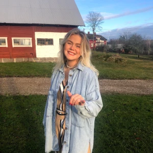 Jeansskjorta  - Oversized jeansskjorta från Gina Tricot, sparsamt använd 