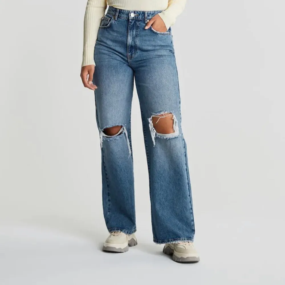 Säljer nu mina jeans från Gina tricot i modellen Idun wide jeans då jag har alldeles för många jeans🥺💞 De är endast använda ett fåtal gånger så de är i nyskick! Köpte de för 599!😊 frakt-80kr. Jeans & Byxor.